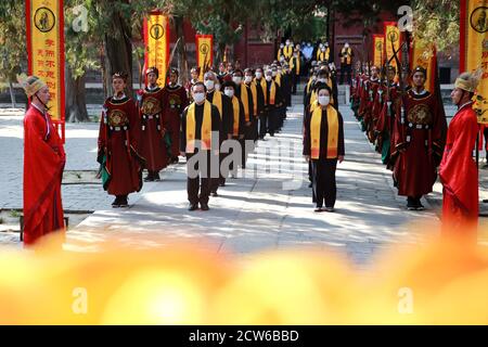 Qufu, Cina. 27 Settembre 2020. La cerimonia commemorativa di Confucio si è tenuta per celebrare il 2571° compleanno di Confucio a Qufu, Shandong, Cina, il 27 settembre 2020.(Photo by TPG/cnsphotos) Credit: TopPhoto/Alamy Live News Foto Stock