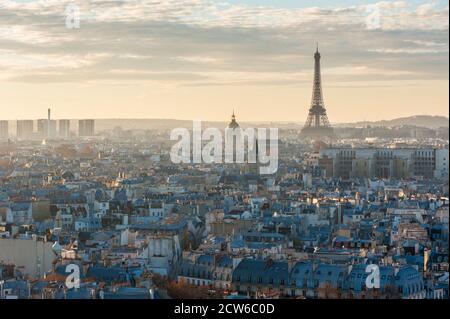 Vista aerea dello skyline di Parigi con la Torre eiffel, Francia Foto Stock