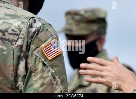 Soldati STATUNITENSI che indossano maschere facciali di protezione. Quarantena in esercito. Foto Stock