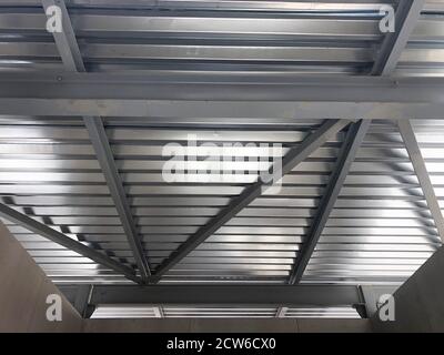 Lamiere e travi profilati in acciaio inox. Strutture metalliche del soffitto Foto Stock