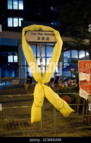 HONG KONG, HONG KONG SAR, CINA: 3 OTTOBRE 2019. Slogan, manifesti e arte di protesta decorano colonne e cartelli stradali fuori dall'ufficio dei Chief Executive Foto Stock