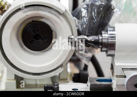 lavorazione utensili di taglio rettifica attrezzature ; per prolungare la durata dell'utensile; background ingegneristico delle attrezzature industriali Foto Stock