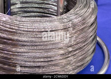 Materia prima come bobina laminata in acciaio inox pronta per il processo di laminazione a freddo; background di ingegneria industriale Foto Stock