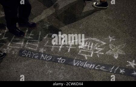 Hong Kong, Hong Kong, Cina. 3 ottobre 2014. Slogan, manifesti e arte di protesta decorano colonne e cartelli stradali all'esterno dell'ufficio dei Chief Executive nell'edificio LegCo, Tamar, Admiralty.lo slogan 'No alla violenza' è scritto in gesso sulla strada Credit: Jayne Russell/ZUMA Wire/Alamy Live News Foto Stock