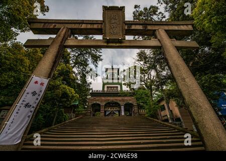 Il cancello principale del Santuario di Oyama ha un mix eclettico di stili architettonici Foto Stock