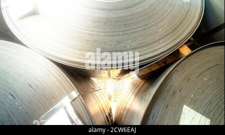 Magazzino di bobine metalliche. Concetto di produzione industriale e logistica. Rotolo di lamiera di acciaio in una pianta. Foto Stock