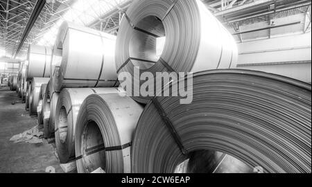 Magazzino di bobine metalliche. Concetto di produzione industriale e logistica. Rotolo di lamiera di acciaio in una pianta. Foto Stock