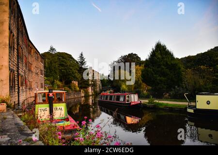 Weavers Cottages, Rochdale Canal, Hebden Bridge, Pennines, Yorkshire, Regno Unito Foto Stock