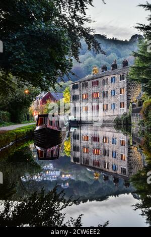 Weavers Cottages, Rochdale Canal, Hebden Bridge, Pennines, Yorkshire, Regno Unito Foto Stock