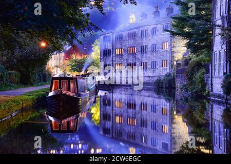 Weavers Cottages, Rochdale Canal, Hebden Bridge, Pennines, Yorkshire, Regno Unito Foto Stock