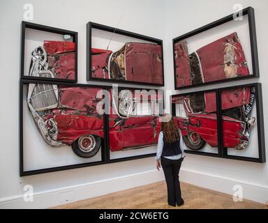 Londra UK 28 settembre 2020 per la prima volta in assoluto, grazie al COVID-19, la Summer Exhibition si terrà in autunno. Oltre 1000 opere in una vasta gamma di media, realizzate da artisti emergenti e affermati. Galleria assitant guardando Oh Signore ti wont by Me di Ron Arad. Paul Quezada-Neiman/Alamy Live News Foto Stock