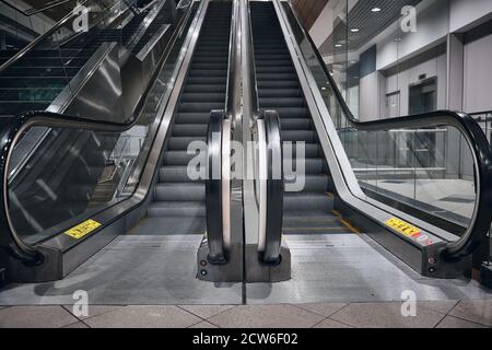 Scale mobili vuote all'aeroporto Foto Stock