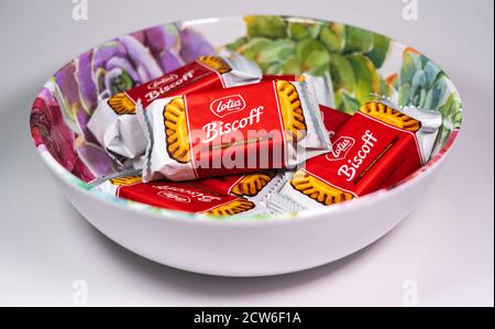 Pacchetti di biscotti belgi al cioccolato al loto Biscoff in una ciotola Foto Stock