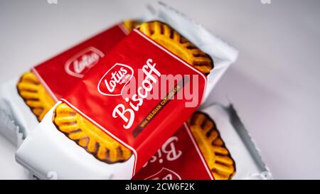 Primo piano di un pacchetto di cioccolato belga Lotus Biscoff cookie uno sfondo bianco Foto Stock