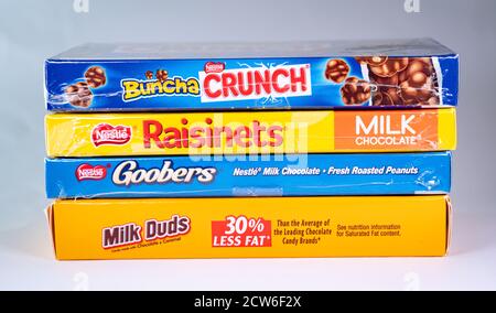 Una scatola di latticini, goods, Raisinets e Buncha Crunch accatastati Foto Stock