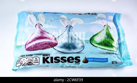 Un sacchetto di cioccolato al latte di HERSHEY'S Kisses su un bianco sfondo Foto Stock