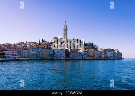 Vista mattutina della città vecchia di Rovigno, Croazia Foto Stock