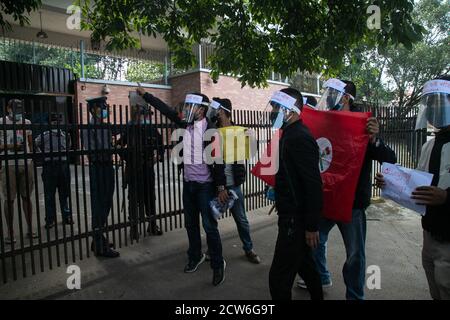 Kathmandu, Nepal. 28 Settembre 2020. I manifestanti che indossano schermi facciali tengono cartelli durante la manifestazione all'esterno dell'ambasciata cinese a Kathmandu. UN gruppo della società civile in Nepal ha lanciato proteste contro la Cina per aver presumibilmente costruito edifici sul territorio del paese nel distretto di Humla. Gli attivisti hanno cantato slogan come 'Return Nepal's Land' e 'stop espansionismo cinese'. Credit: SOPA Images Limited/Alamy Live News Foto Stock