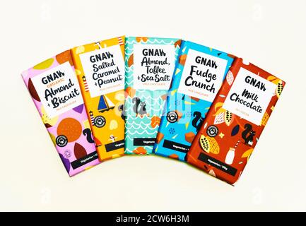 Cinque barrette assortite di gnaw cioccolato vegetariano biologico. Foto Stock