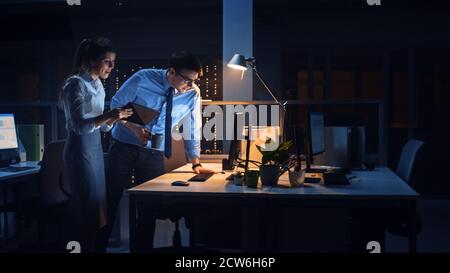 Ritratto di uomo d'affari e responsabile di progetto femminile che parla e discute progetto, account Handling e mosse strategiche. Persone professionali tardi alle Foto Stock