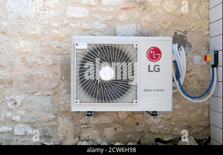 Bergerac, Francia Luglio 2020: Un inverter intelligente LG montato sulla parete di pietra di una casa Foto Stock