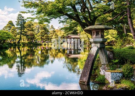 Kenroku-en, uno dei tre grandi giardini del Giappone, a Kanazawa, Ishikawa Foto Stock