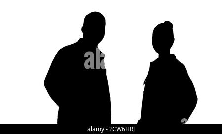 Silhouette due caucasici e afro americani sorridenti medici stand Foto Stock