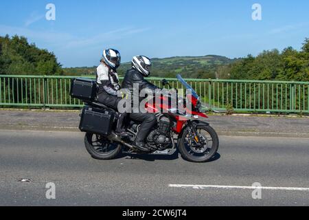 2018 1200cc Red Triumph Tiger XRT motociclista; due ruote di trasporto, moto, veicolo, strade, moto, motociclisti che automobilano a Chorley, Regno Unito Foto Stock