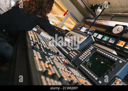 Istanbul, Turchia, 08/10/2015; CNN International Istanbul filiali Studios. Vista da una sala di controllo. Donna che lavora e lavora alla sua scrivania Foto Stock