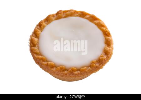 Ciced top Mince Pie di Sainsburys isolato su sfondo bianco - casse di pasticceria ripieno di mincemeat, condito con morbida glassa bianca fondente Foto Stock