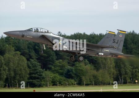 Boeing F-15E Strike Eagle durante un avvio dinamico su un postbruciatore Foto Stock