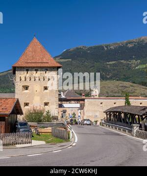 La porta Tubre e il ponte di legno coperto sul fiume Adige a Glorenza, Alto Adige, Italia, in una giornata di sole Foto Stock