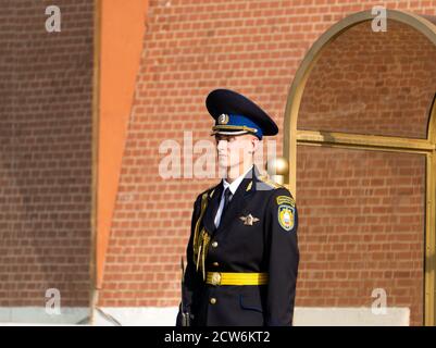 Soldato russo in guardia nel Cremlino di Mosca. Guardia d'onore vicino alla tomba del soldato sconosciuto. L'uniforme di vestito dell'esercito russo. Russo p Foto Stock