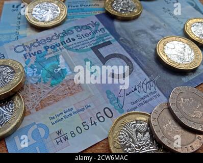 Clydesdale Bank cinque sterline, un fiver, con sterline e venti pence monete, valuta sterlina scozzese Foto Stock
