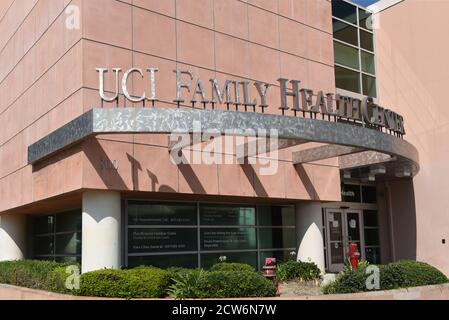 SANTA ANA, CA - 23 SETTEMBRE 2020: Closeup del cartello presso il Centro di Salute della Famiglia UCI. La clinica, nel centro di Santa Ana, è operata dall'Università di Foto Stock