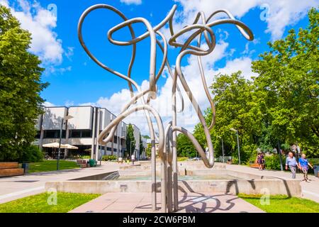 Un monumento al semiologo Yuri Lotman, di fronte alla biblioteca universitaria, Tartu, Estonia Foto Stock