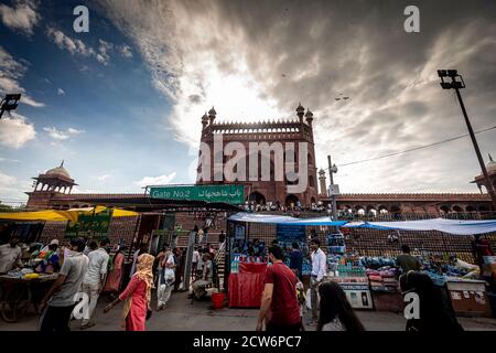 Vista della famosa moschea Jama Masjid nello Shahjahanabad Area della vecchia Delhi Foto Stock