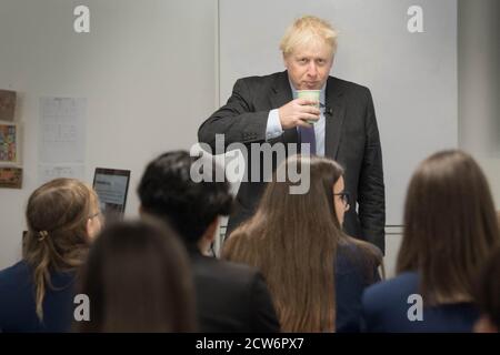 Il primo ministro Boris Johnson incontra gli studenti e partecipa oggi a una lezione di studi sui media durante una visita alla Ruislip High School, nella sua circoscrizione di Uxbridge, a Londra ovest. Foto Stock