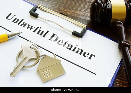 Documenti illegali, chiavi e gavel in tribunale. Foto Stock