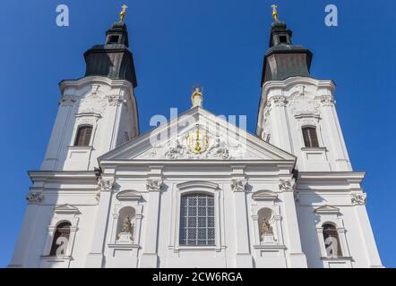 Facciata bianca della chiesa gesuita di Klatovy, Repubblica Ceca Foto Stock