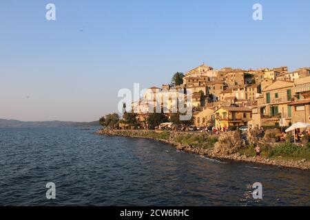 città vecchia sul lago in italia Foto Stock