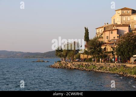 lago e città vecchia in italia Foto Stock