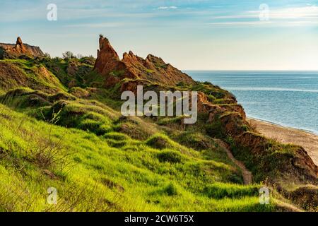 Castelli di sabbia. Bizzarre dune di sabbia e colline sul mare. Foto Stock