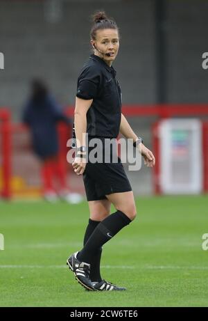 Arbitro Rebecca Walsh durante il quarto di finale della Vitality WomenÕs fa Cup Partita tra Brighton & Hove Albion Women e Birmingham City Donne al PeopleÕs Pension Stadium di Crawley Foto Stock