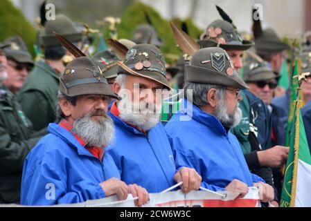 Castelnuovo don Bosco, Piemonte/Italia -04/07/2019- 90° raduno di Alpini, il corpo di fanteria della guerra di montagna dell'esercito italiano. Foto Stock