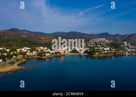 Vista aerea del villaggio di pescatori di Llanca e dintorni sulla Costa Brava, Catalogna, Spagna Foto Stock