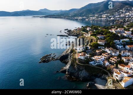 Vista aerea del villaggio di pescatori di Llanca e dintorni sulla Costa Brava, Catalogna, Spagna Foto Stock