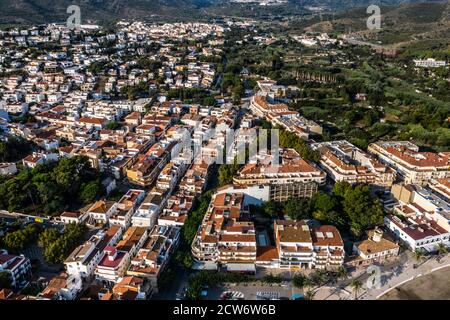 Vista aerea del villaggio di pescatori di Llanca e dintorni sulla Costa Brava, Catalogna, Spagna Foto Stock