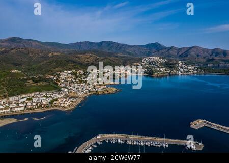 Vista aerea del villaggio di pescatori di Llanca e dintorni sulla Costa Brava, Catalogna, Spagna Foto Stock