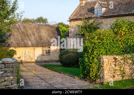 Cottage in un villaggio cotswold all'inizio dell'autunno. Taynton, Cotswolds, Oxfordshire, Inghilterra Foto Stock